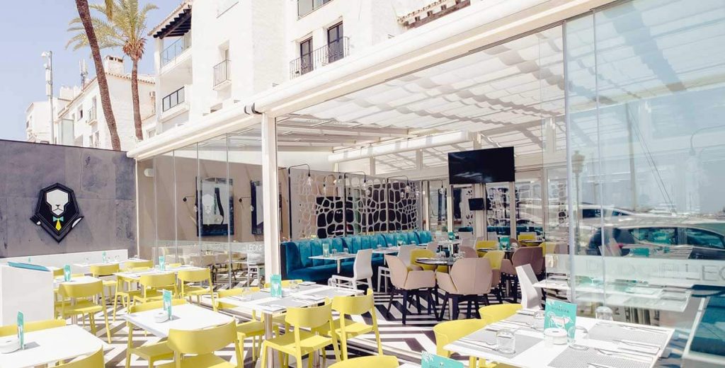 Le rideau de verre coulissant 4x2.5m se marie parfaitement avec cet espace extérieur moderne et lumineux