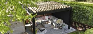 Dans un jardin magnifiquement aménagé, la pergola moderne aux lames couleur bois crée un espace intime et élégant, pr...