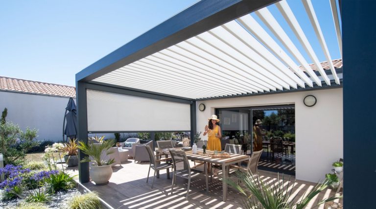 Une élégante pergola moderne offre un espace ombragé et confortable à l'extérieur d'une maison, où une femme en robe...