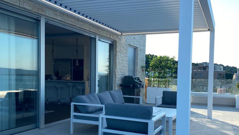 La pergola bioclimatique transforme cet espace extérieur en un élégant havre de paix