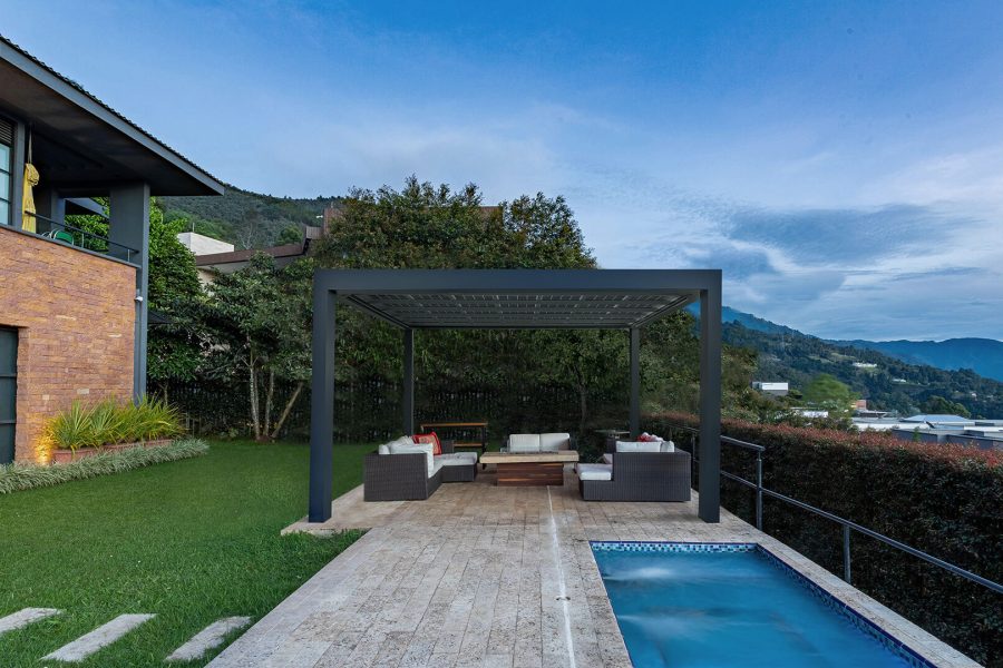 Nichée dans un cadre naturel à couper le souffle, la pergola bioclimatique offre un espace de détente idéal au bord d'...